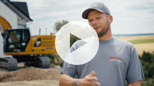 Vorschaubild eines Video-Interviews mit Patrick von Riegel Erdbau auf einer Baustelle.